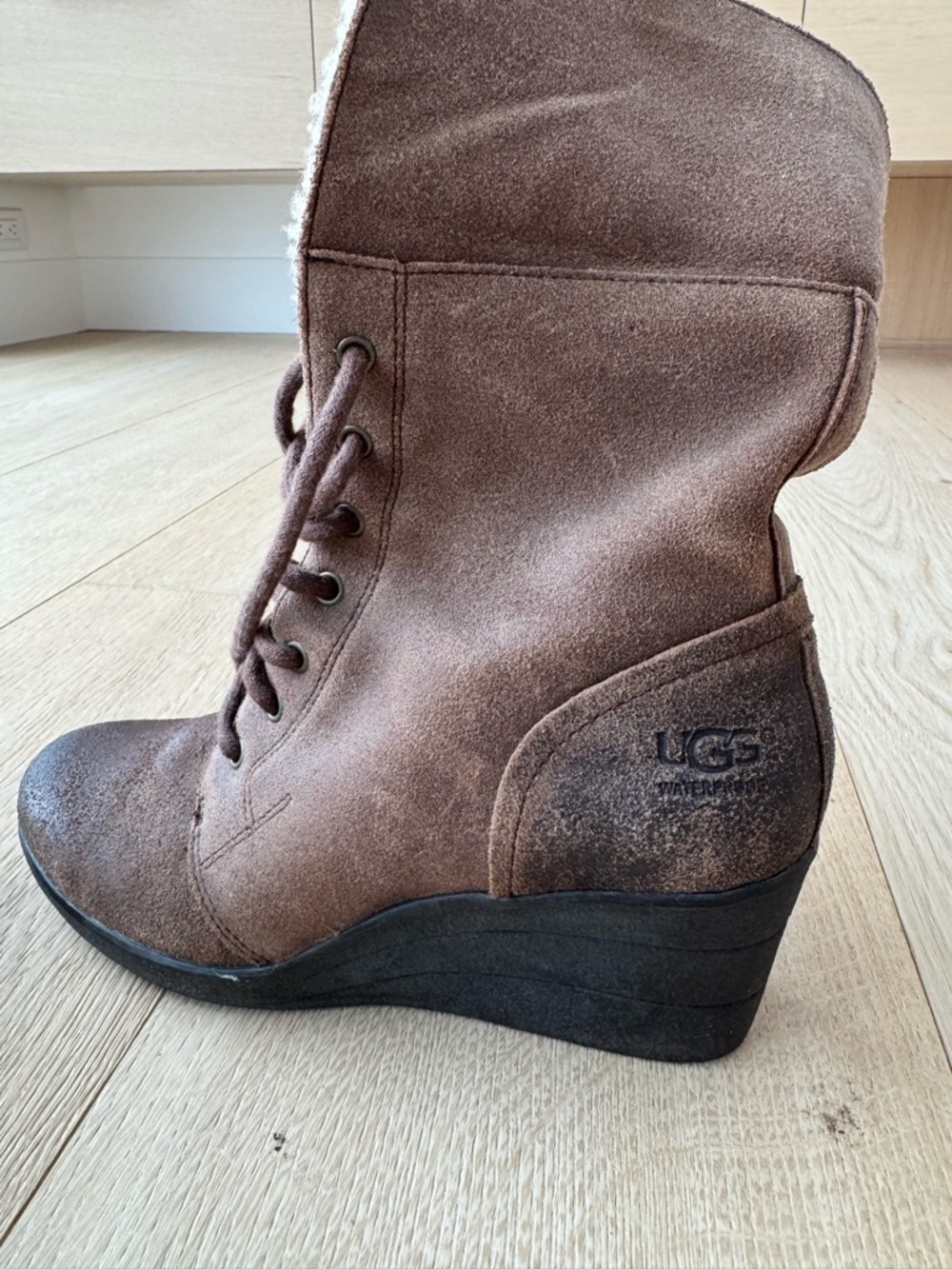 UGG Brown Lace-Up Wedge Ankle Boots with Cream Faux Fur Cuff - Picture 5 of 6